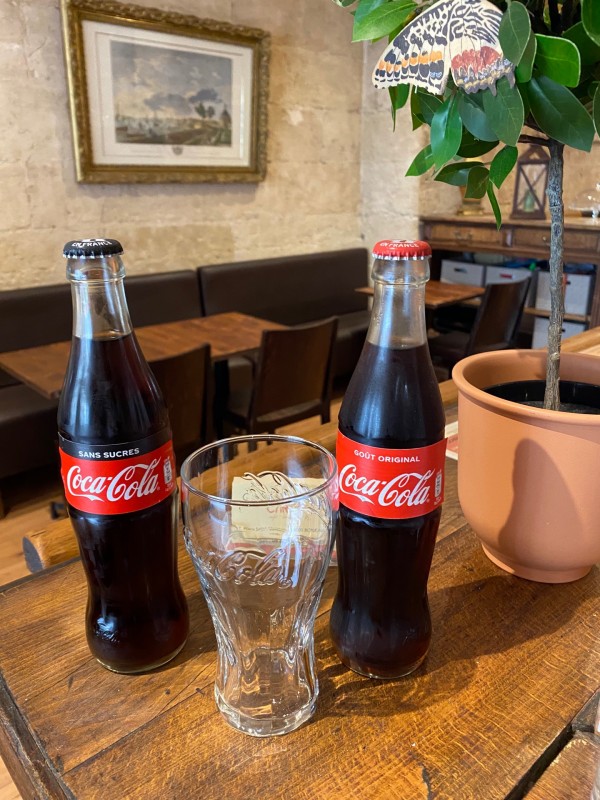 Boire un coca bordeaux centre ville en terrasse