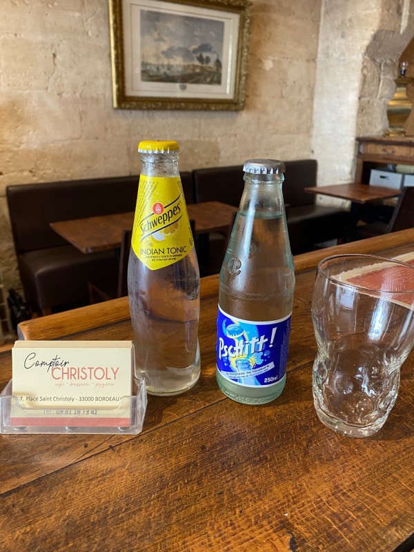 Boire un schweppes à bordeaux centre ville