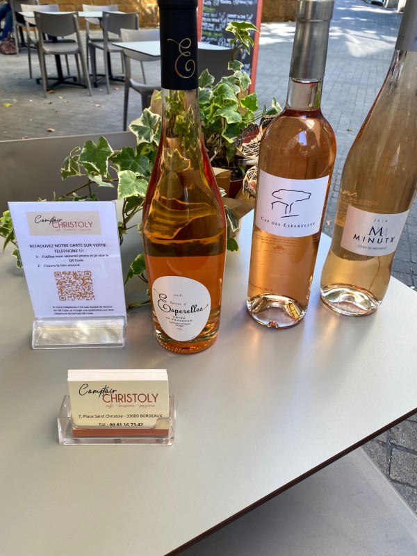 VERRE DE ROSE EN TERRASSE A BORDEAUX CENTRE